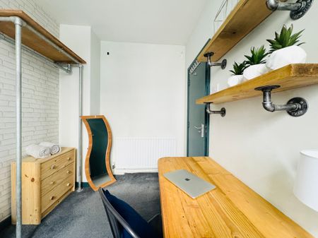 Spacious 5-Bed Hidden Gem in Central Hove - Photo 2