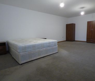 2 bedroom ground floor flat to rent - Photo 3