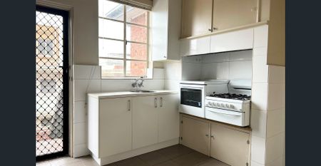 Sunlit apartment, water included! - Photo 3