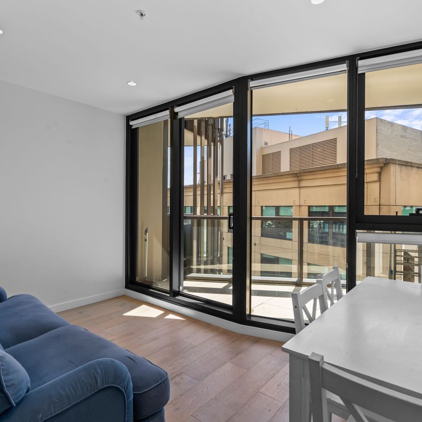 Stylish Southbank Apartment with Secure Parking & Premium Facilities - Photo 1