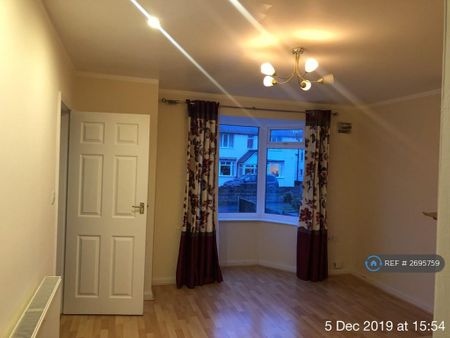 3 bedroom semi-detached house to rent - Photo 2