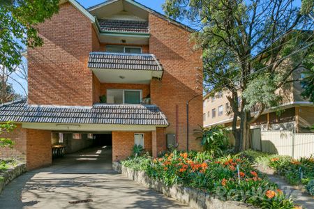 2 Bedroom Apartment + Lock Up Garage! In Ideal Location! - Photo 5