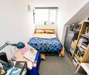 The Village Street, Burley, Leeds - Photo 1