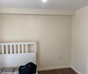 Room in a Shared House, Pickworth Close, SW8 - Photo 3
