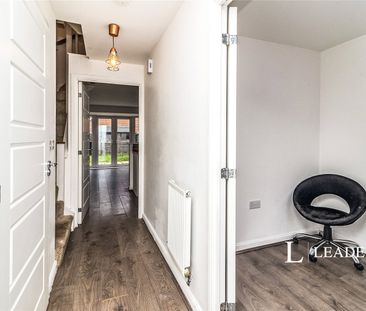 property to rent Currency Close, Dunstable, Bedfordshire, LU6 - Photo 4