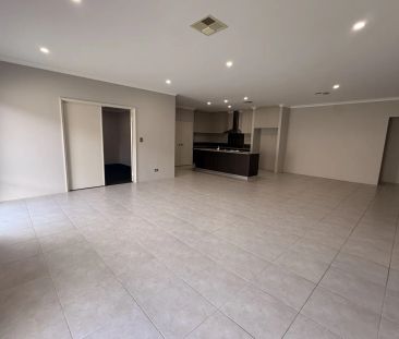 Spacious Coastal Family Living with Side Access - Just 800m to Melr... - Photo 2