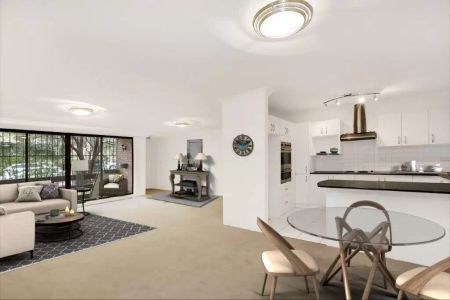 SPACIOUS 2 BEDROOM GARDEN APARTMENT WITH PRIVATE ENTRANCE & SECURE PARKING - Photo 3