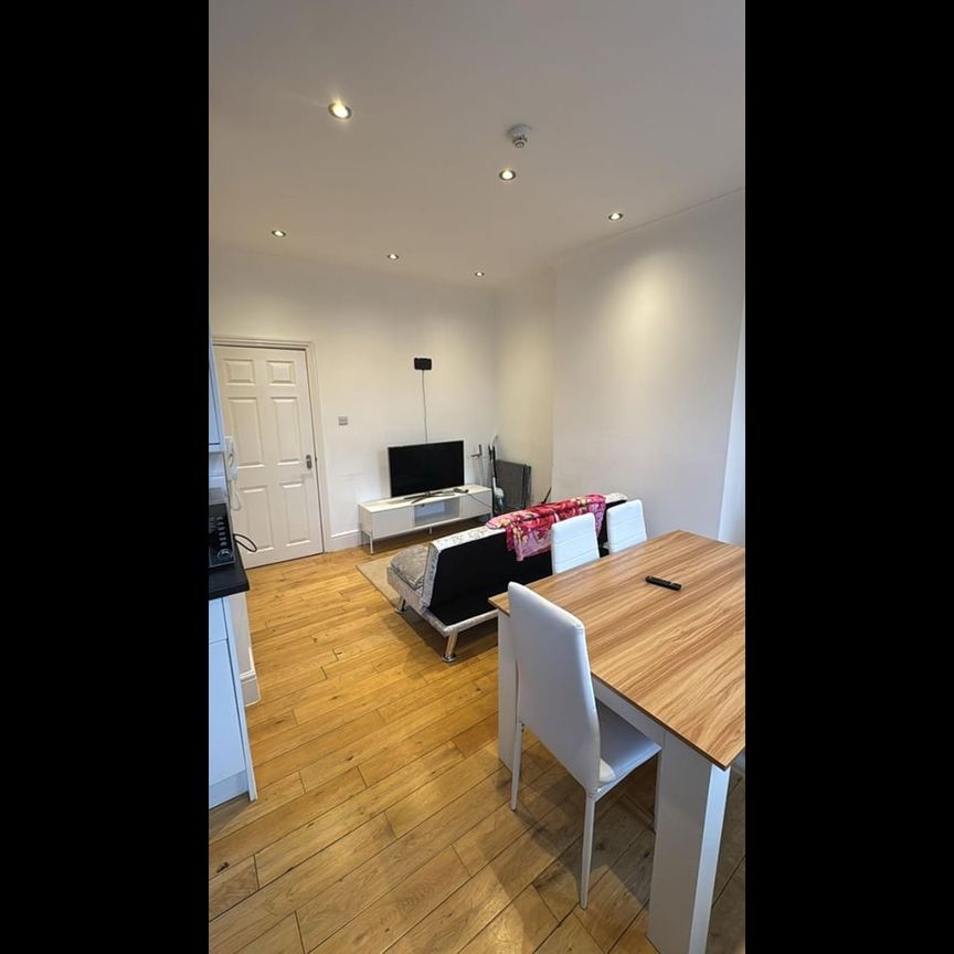 Room in a Shared Flat, Tooting London, SW17 - Photo 1