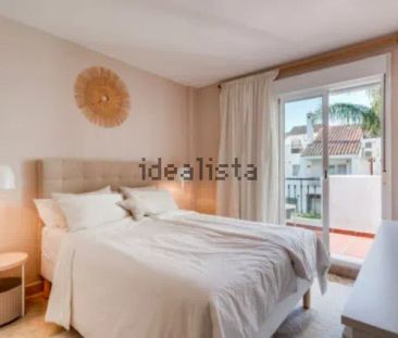 Alquiler de chalet adosado en Nueva Andalucía - Photo 2