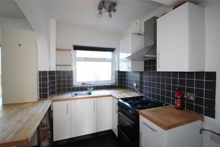 3 bedroom semi-detached house to rent - Photo 4