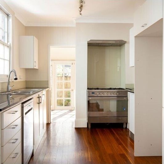Redfern - Photo 1