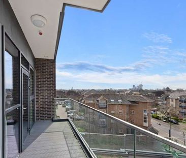 Modern 2-Bedroom, 2-Bathroom With En-suite Apartment in Wembley Cen... - Photo 1