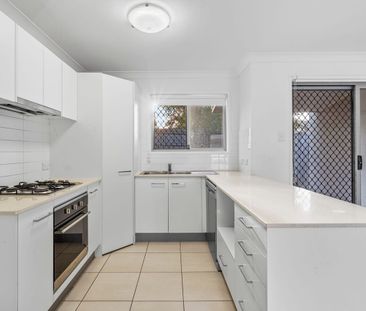 Modern Townhouse in Secure Complex - Convenient Marsden Living! - Photo 2