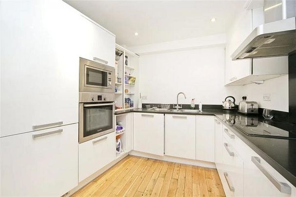 Large 2 bed 2 bath located within a secure modern development - Photo 1