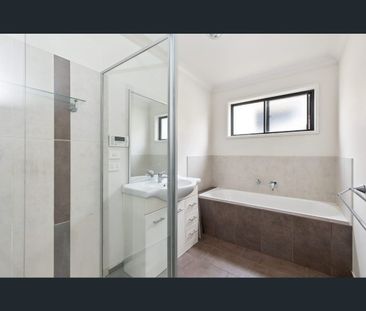 10 Caleb Close, Golden Square, Vic 3555 - Photo 4