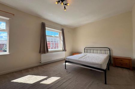 3 bedroom end of terrace house to rent - Photo 2