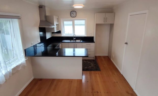 Otahuhu, 9A Pukeroa Pl - Photo 1