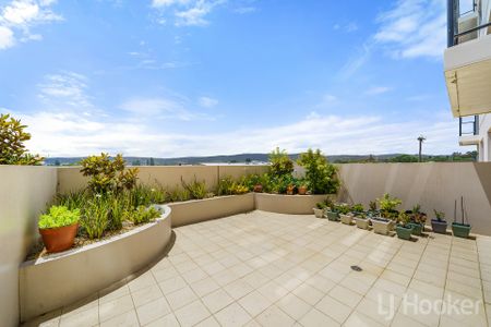 Modern One Bedroom Apartment - Photo 2