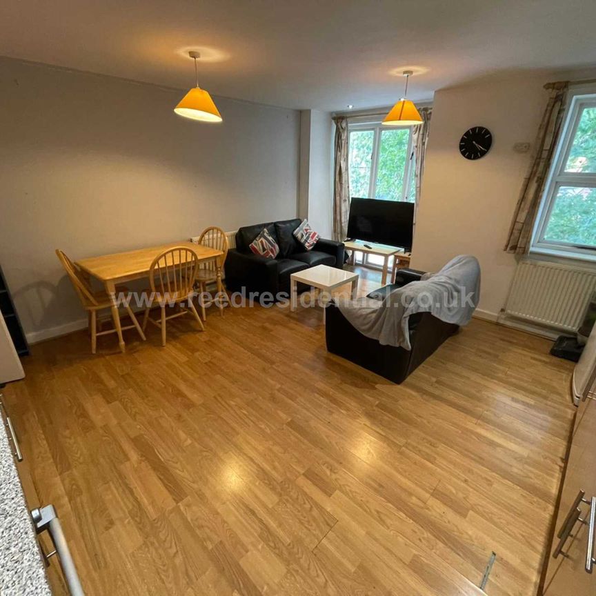 Castle Boulevard, Lenton, England - Photo 1