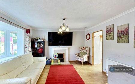 3 bedroom detached house to rent - Photo 2