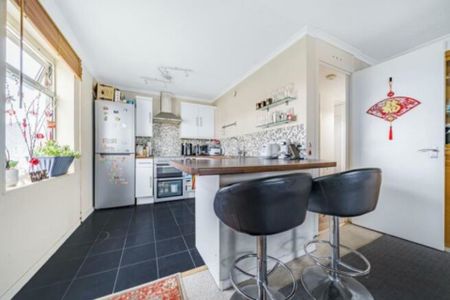 1 bedroom Flat to rent - Photo 5