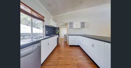 Spacious Family Home - walk to the shops - Photo 2