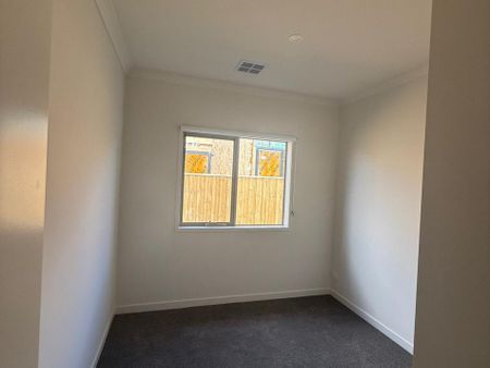 Modern Family Living at Its Best – 22 Lodge Way, Werribee – Only $520 per week! - Photo 4