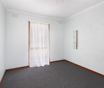 BUDGET-FRIENDLY HOME IN WENDOUREE LOCATION - Photo 3