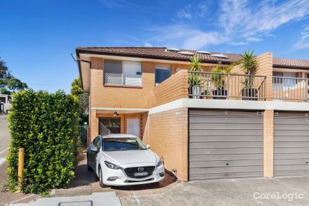 Three Bedroom Townhouse with Garage and Courtyard - Photo 5
