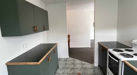 Student Rental - Six Bedrooms - Centrally Located - Photo 3