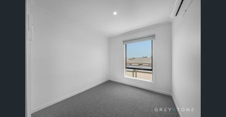 For Lease - Modern 4-Bedroom Townhouse Opposite Parkland - Photo 5