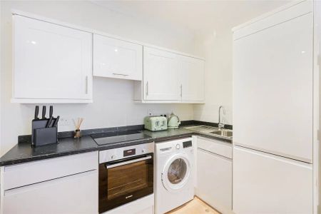 1 bedroom flat in London - Photo 5