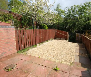 Two bed terraced house to rent in Farm Hill, Exeter, EX4 - Photo 3