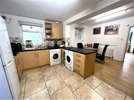 Flat to rent on - Photo 2