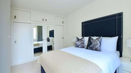 This spacious one bedroom one bathroom apartment is set on the seventh floor of this superbly located building in the heart of Westminster. - Photo 4