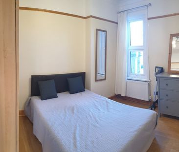 2 Bed Flat, Michael Road, E11 - Photo 4