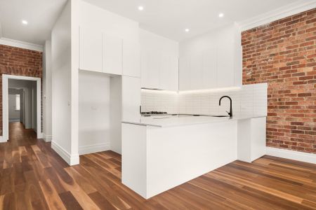 Charming Essendon Location with a Modern Renovation - Photo 2