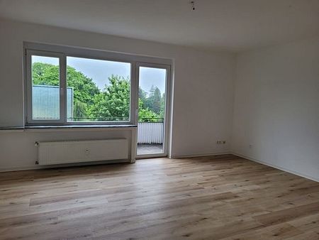 GroÃzÃ¼gige, renovierte Drei-Zimmer-Wohnung mit Balkon in Melle im II. Obergeschoss - Foto 2