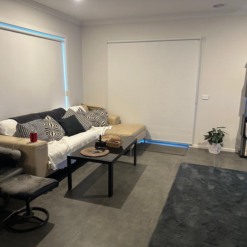 Cranbourne East - Photo 1