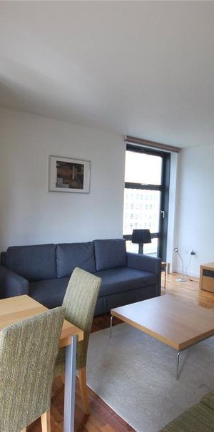 2 bedroom flat in London - Photo 1