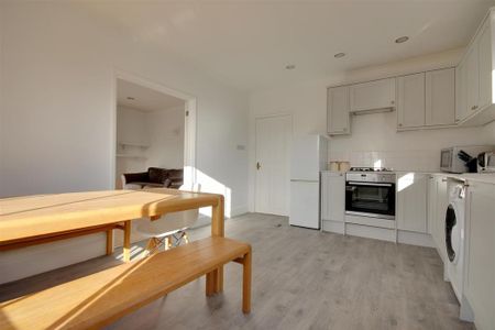 3 bedroom flat to rent - Photo 3