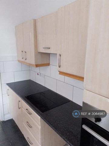 3 bedroom terraced house to rent - Photo 2