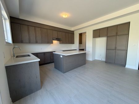 For Lease - 2127 Binbrook Drive, Oshawa, Ontario - Photo 3