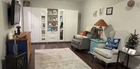 Cozy 1-Bedroom Suite for Students & Working Professionals - Photo 2