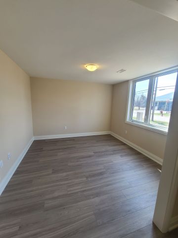 For Lease - 3287 Homestead Drive, Hamilton, Ontario - Photo 2