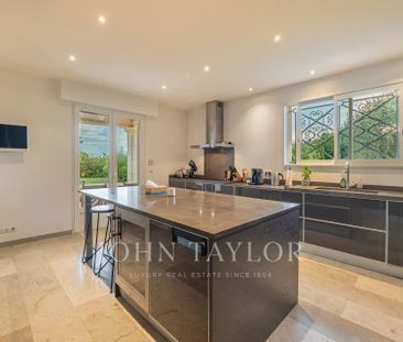 Maison à louer Mougins, Cote d'Azur, France16 500 EUR / Mois - Photo 3