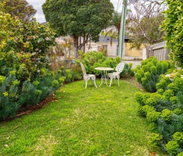 BOUTIQUE VILLA IN PRIZED BEACHSIDE POCKET! - Photo 3