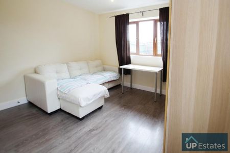 4 bedroom semi-detached house to rent - Photo 5