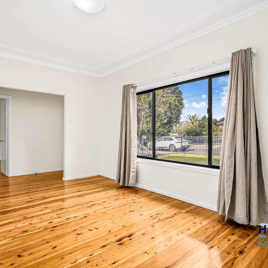 FAMILY HOME - PERFECTLY LOCATED THREE BEDROOM HOME WITH SUNROOM- - Photo 1