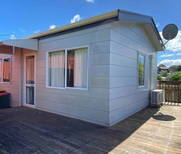 Cute freestanding two bedroom unit - Photo 1